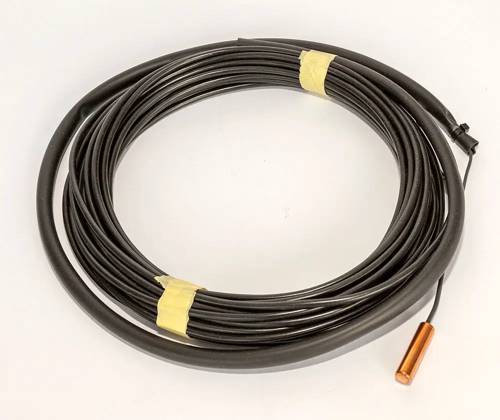 Niedertemperaturfühler mit einem langen Kabel, das aufgerollt ist. Die Fühler-Sonde hat eine Kupferummantelung und stammt von Daikin.